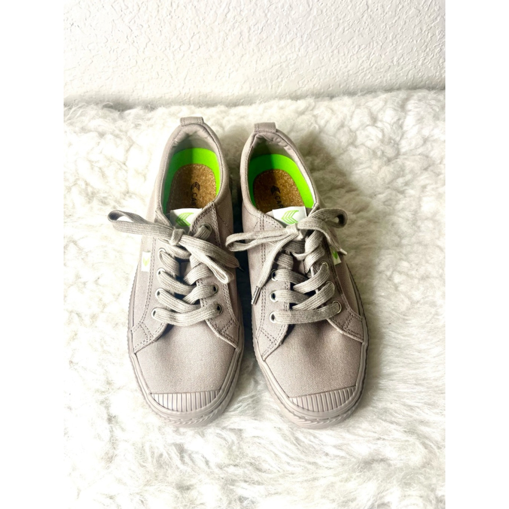 Cariuma OCA Low Gray Canvas Sneakers, men’s size 6.5/women’s size 8.